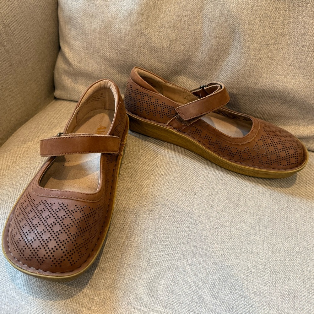 Alegria Tan Perforated Mary Jane’s size 6.5, 37